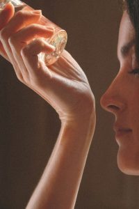 چگونه ماندگاری عطر را بیشتر کنیم؟ ۱۰ روش مؤثر